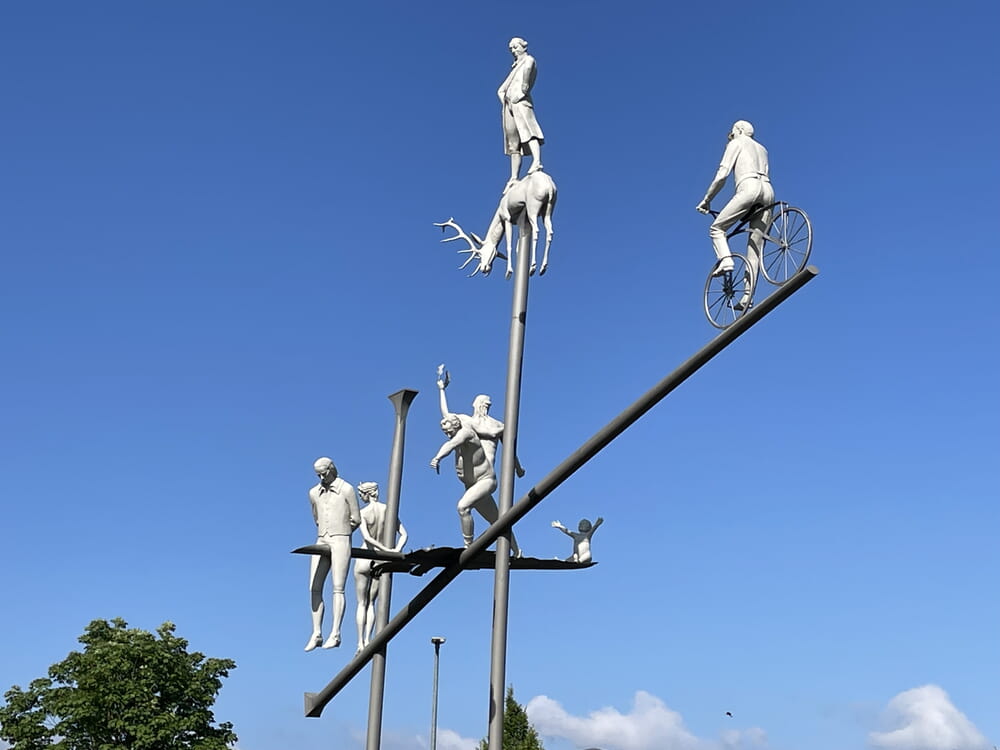 Nach der Sanierung - die Figurengruppe strahlt in der Ursprungsfarbe.